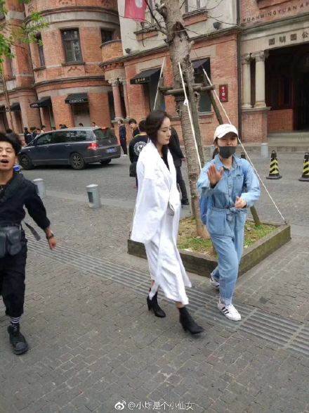 零下4度低溫！楊冪「露肩薄紗禮服」現身粉絲看傻　鏡頭「往下半身一看」網友怒轟：有沒有人性