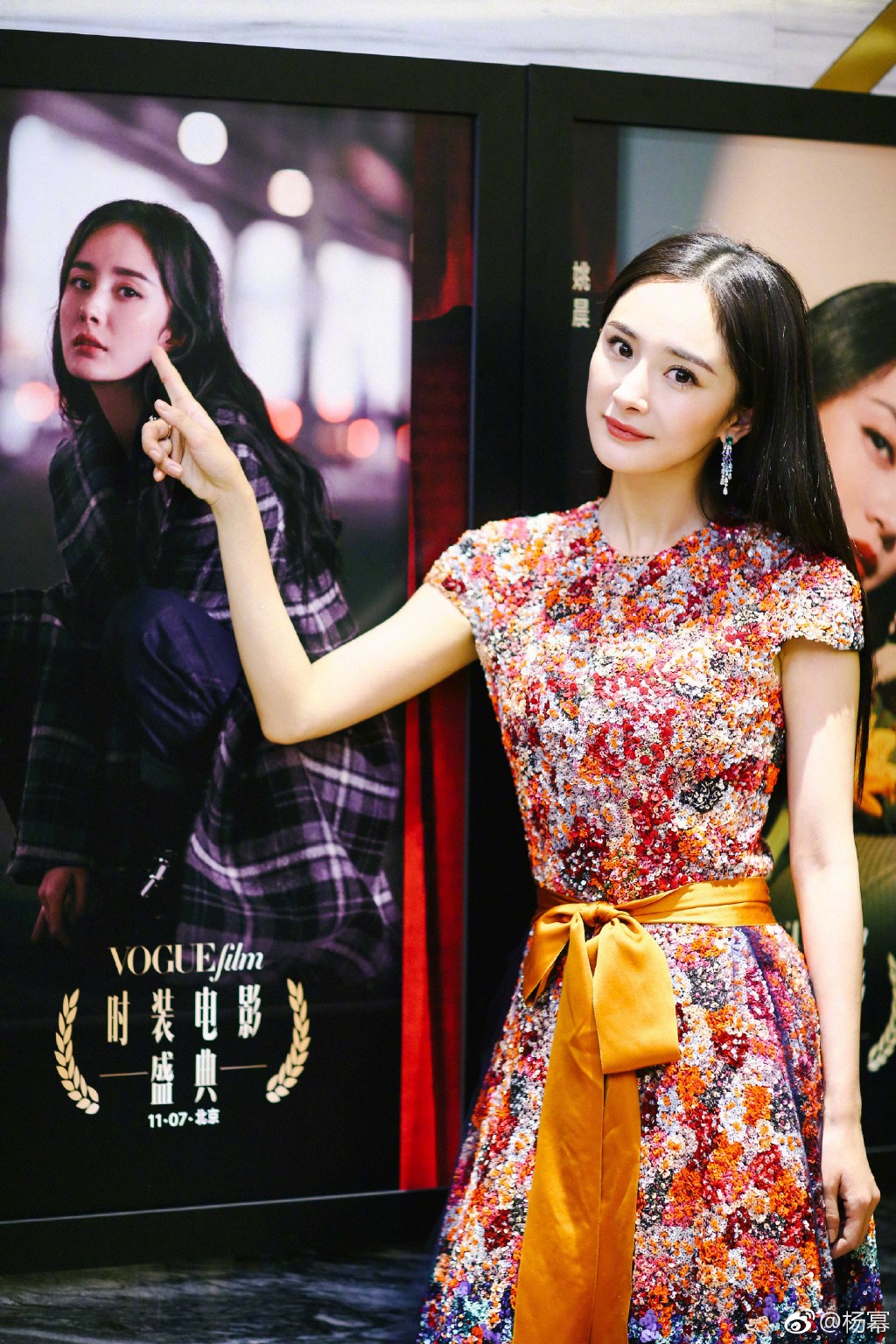 零下4度低溫！楊冪「露肩薄紗禮服」現身粉絲看傻　鏡頭「往下半身一看」網友怒轟：有沒有人性