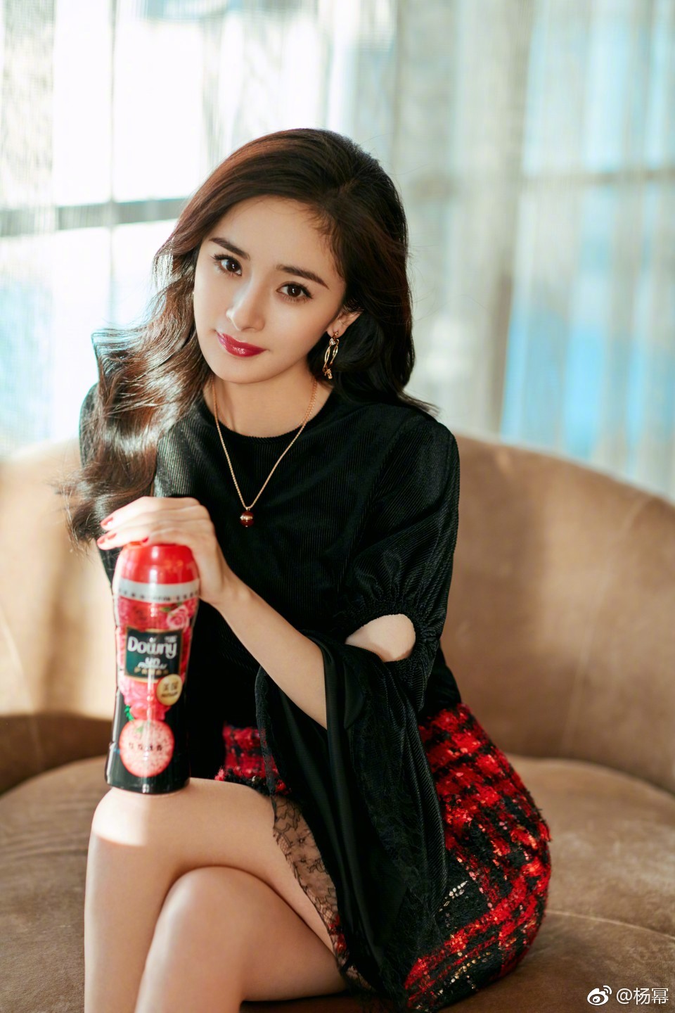 零下4度低溫！楊冪「露肩薄紗禮服」現身粉絲看傻　鏡頭「往下半身一看」網友怒轟：有沒有人性