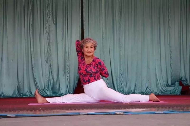 77歲「瑜伽阿嫲」苦練瑜伽11年 開班授課分文不取:我要那麼多錢幹嘛!