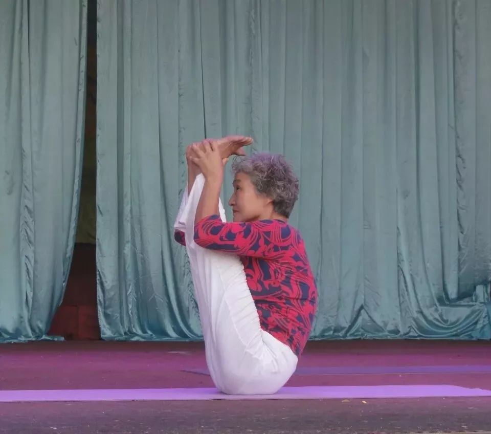 77歲「瑜伽阿嫲」苦練瑜伽11年 開班授課分文不取:我要那麼多錢幹嘛!