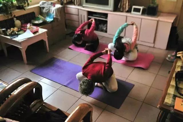 77歲「瑜伽阿嫲」苦練瑜伽11年 開班授課分文不取:我要那麼多錢幹嘛!