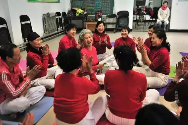 77歲「瑜伽阿嫲」苦練瑜伽11年 開班授課分文不取:我要那麼多錢幹嘛!