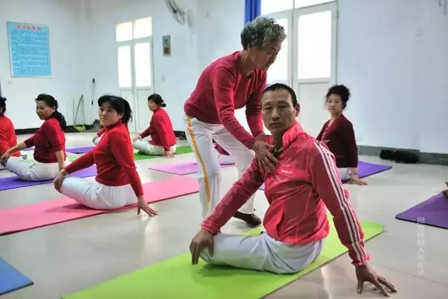 77歲「瑜伽阿嫲」苦練瑜伽11年 開班授課分文不取:我要那麼多錢幹嘛!