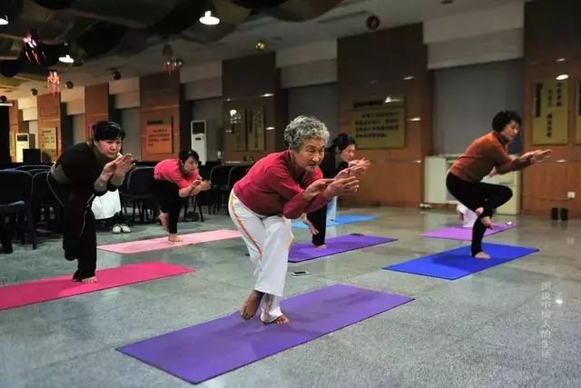 77歲「瑜伽阿嫲」苦練瑜伽11年 開班授課分文不取:我要那麼多錢幹嘛!
