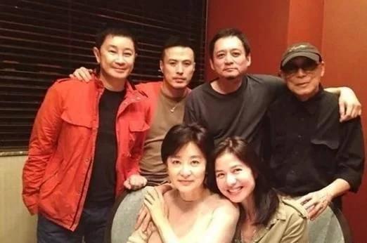 李安讚嘆林青霞「光芒蓋過所有人」　 劉德華稱「五人裡永遠第一個看到她」看完合照我信了