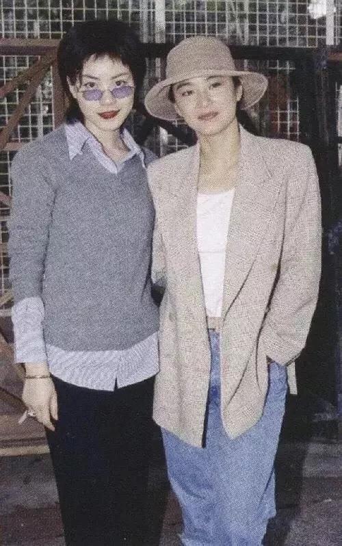李安讚嘆林青霞「光芒蓋過所有人」　 劉德華稱「五人裡永遠第一個看到她」看完合照我信了