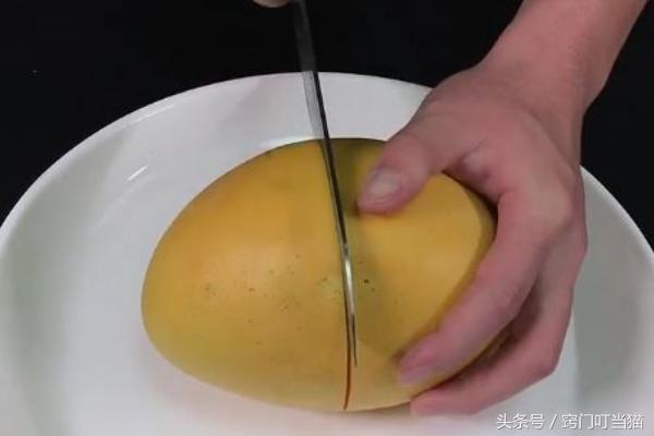 芒果還在用手剝？用這一招，不浪費果肉，還不弄髒手！