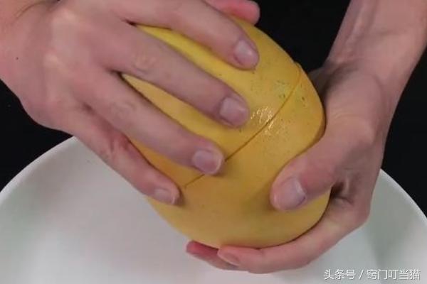 芒果還在用手剝？用這一招，不浪費果肉，還不弄髒手！