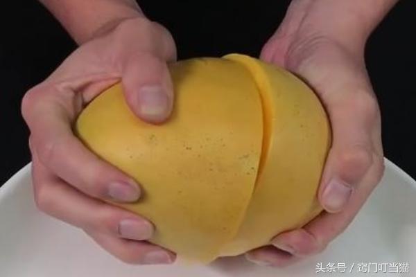 芒果還在用手剝？用這一招，不浪費果肉，還不弄髒手！
