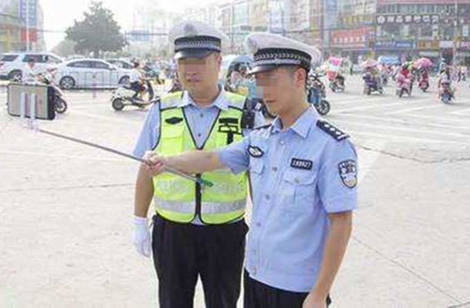 母親帶兒子打車,他總踢椅座,司機扭頭罵他,一瞧見地上,報了警!