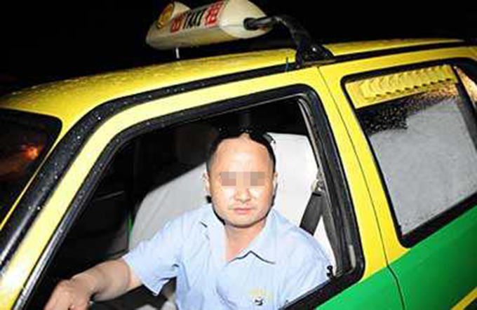 母親帶兒子打車,他總踢椅座,司機扭頭罵他,一瞧見地上,報了警!