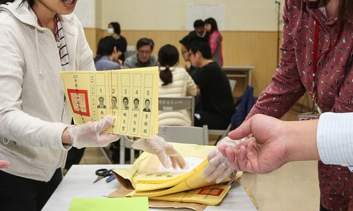 驗票第4天！法官動用「放大鏡、手電筒」查到底　「目前票數差距」讓丁守中臉綠了