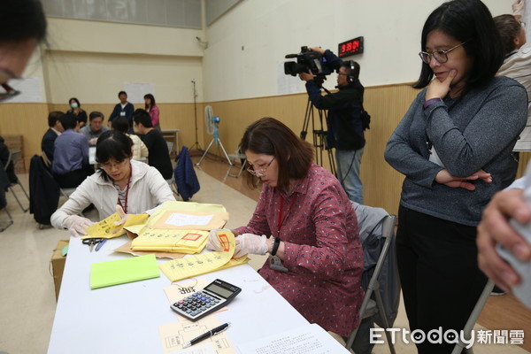 驗票第4天！法官動用「放大鏡、手電筒」查到底　「目前票數差距」讓丁守中臉綠了