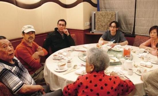 周潤發日常曝光！「陪97歲媽媽吃飯散步」一家和睦　重視親情「每周安排聚會」