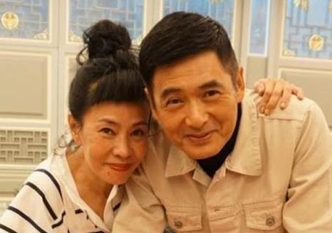 周潤發日常曝光！「陪97歲媽媽吃飯散步」一家和睦　重視親情「每周安排聚會」