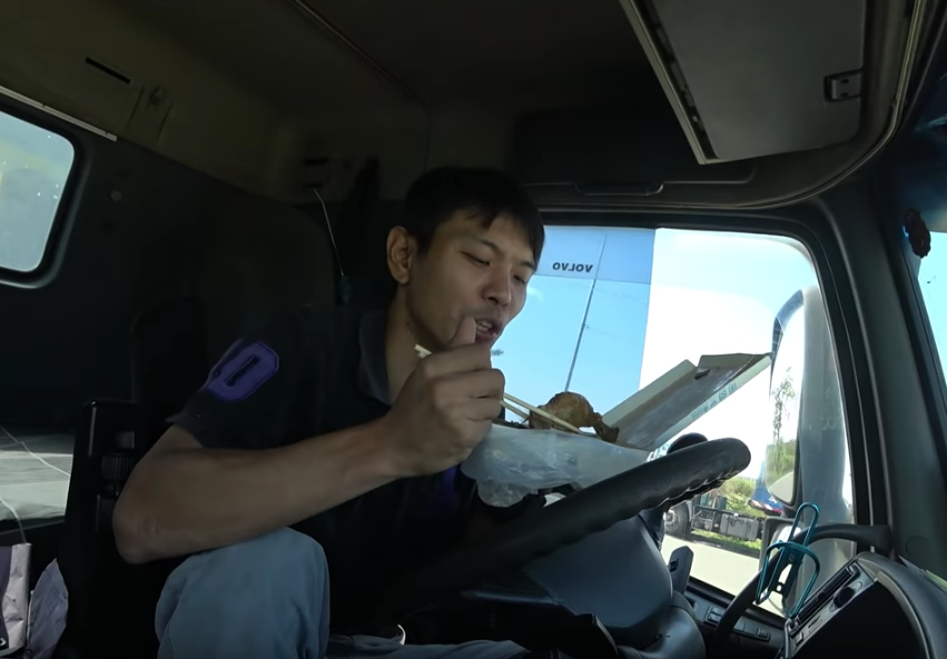 俗擱大碗！大車司機「都吃圍牆便當」一份才60　打開飯盒「菜色多到滿出來」網友嗨喊：賺到了