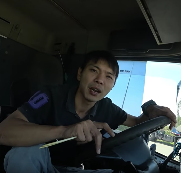 俗擱大碗！大車司機「都吃圍牆便當」一份才60　打開飯盒「菜色多到滿出來」網友嗨喊：賺到了