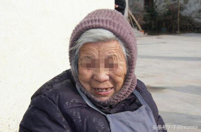 去看望女兒,女婿準備了滿桌好菜,我卻藉口去廁所,直接報了警!