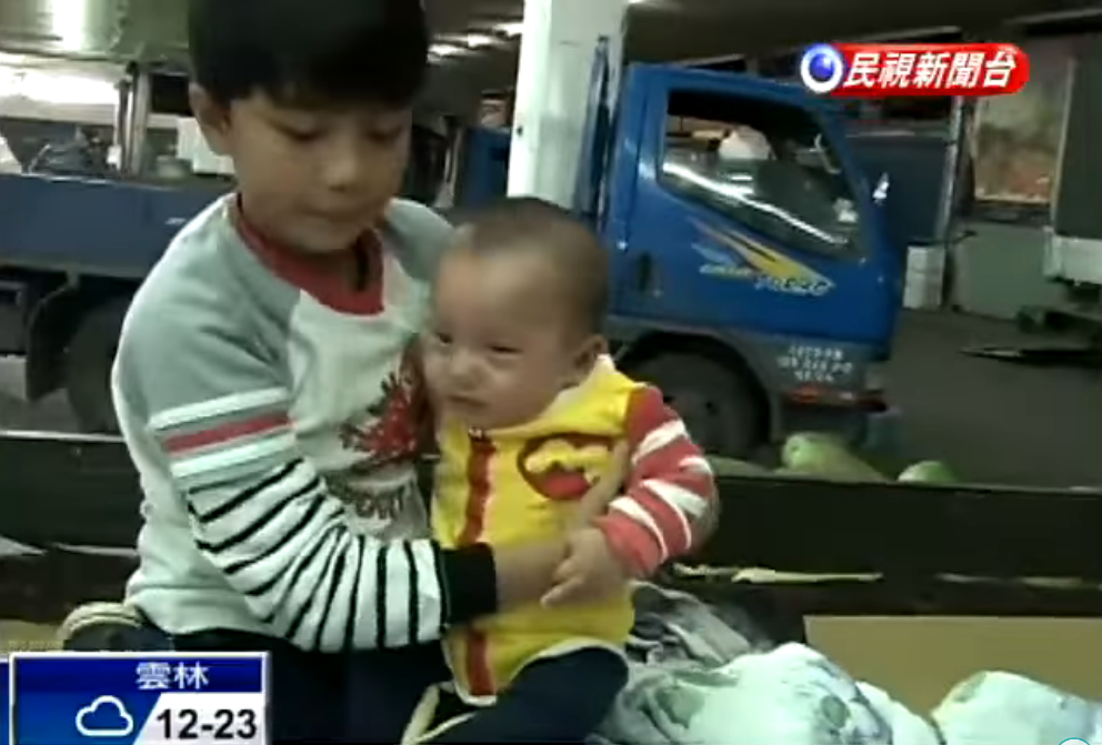 10歲童孝順幫擺攤不喊苦！ 每天搬40公斤菜「邊讀書邊哄嬰」成績照樣「全班第一名」