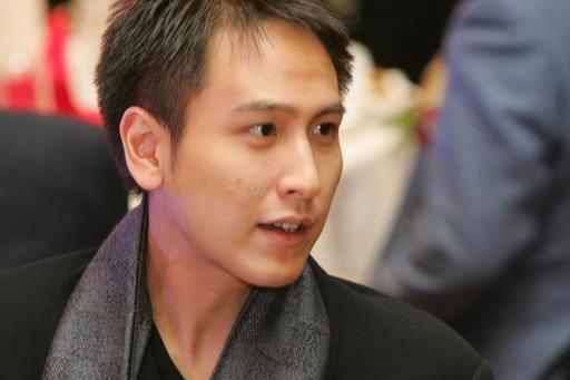 出生坐擁百億身家卻省吃儉用！ 2歲當演員「15歲變股神」 如今35歲未婚卻「養30多個小孩」