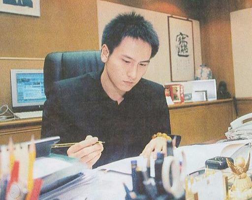 出生坐擁百億身家卻省吃儉用！ 2歲當演員「15歲變股神」 如今35歲未婚卻「養30多個小孩」