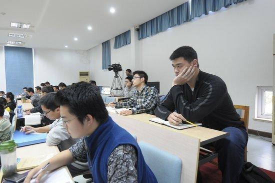 226公分的姚明又高又壯「生活中卻有七大困擾」！最後一個想到就頭痛