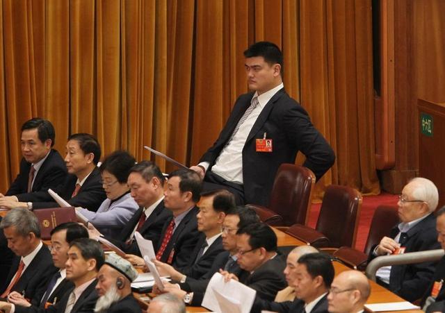 226公分的姚明又高又壯「生活中卻有七大困擾」！最後一個想到就頭痛