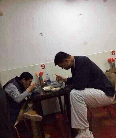 226公分的姚明又高又壯「生活中卻有七大困擾」！最後一個想到就頭痛