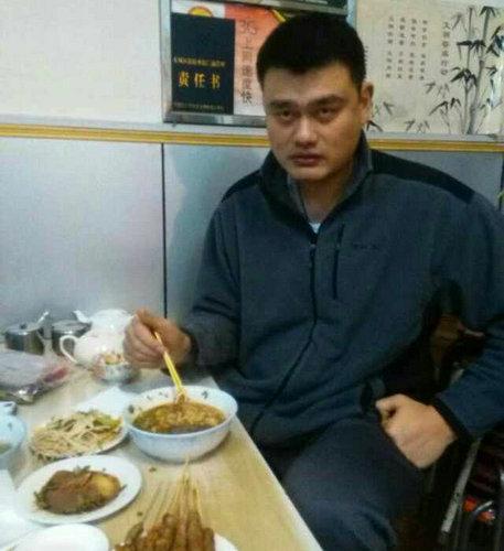 226公分的姚明又高又壯「生活中卻有七大困擾」！最後一個想到就頭痛