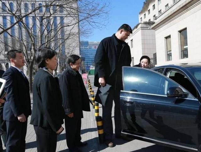 226公分的姚明又高又壯「生活中卻有七大困擾」！最後一個想到就頭痛