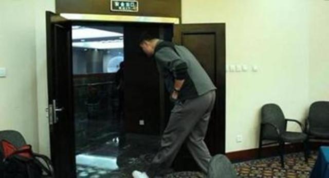 226公分的姚明又高又壯「生活中卻有七大困擾」！最後一個想到就頭痛