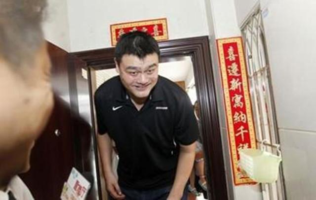 226公分的姚明又高又壯「生活中卻有七大困擾」！最後一個想到就頭痛