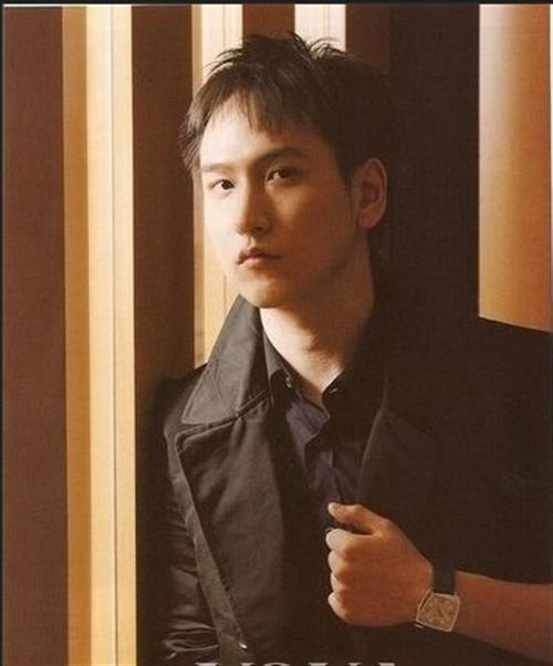 出生坐擁百億身家卻省吃儉用！ 2歲當演員「15歲變股神」 如今35歲未婚卻「養30多個小孩」