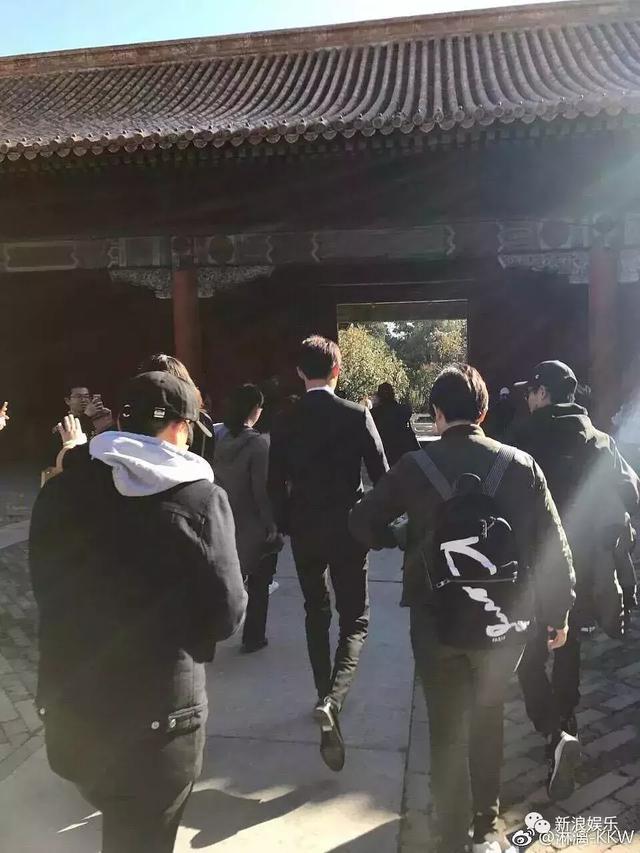 神仙比例？周潤發身材比例太好「真實身高讓人驚訝」  鄭少秋「逆天長腿」光走路就帥成一陣風