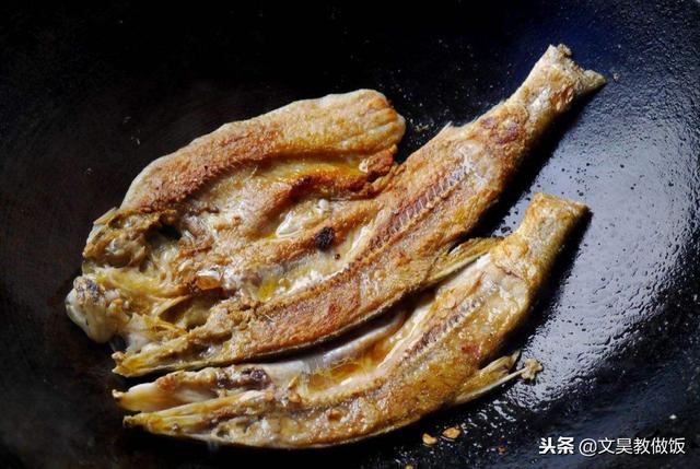 53歲大廚：煎魚只需記住2點，不粘鍋不破皮還沒魚腥味