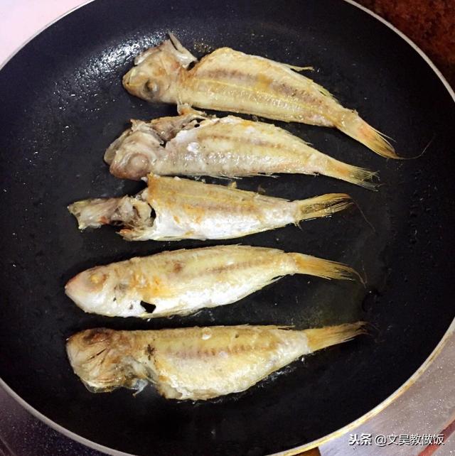 53歲大廚：煎魚只需記住2點，不粘鍋不破皮還沒魚腥味