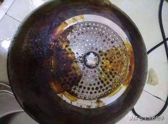 鍋底總是「髒乎乎」，清洗起來太麻煩，用這一招，黑垢一擦就掉