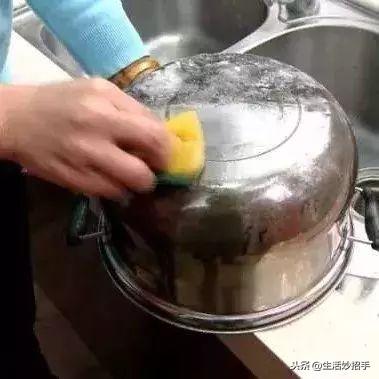 鍋底總是「髒乎乎」，清洗起來太麻煩，用這一招，黑垢一擦就掉