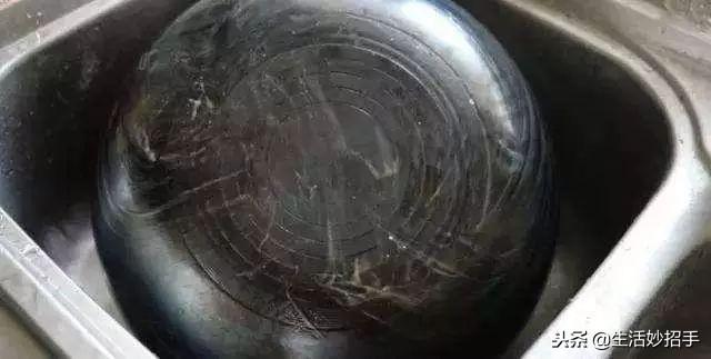 鍋底總是「髒乎乎」，清洗起來太麻煩，用這一招，黑垢一擦就掉
