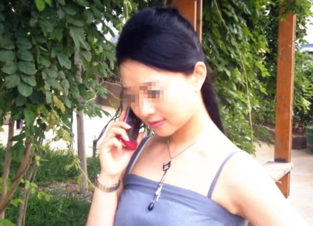 女兒回娘家借錢，母親卻分文不借！忘拿圍巾返回，走到家門口才知母親有多愛她！