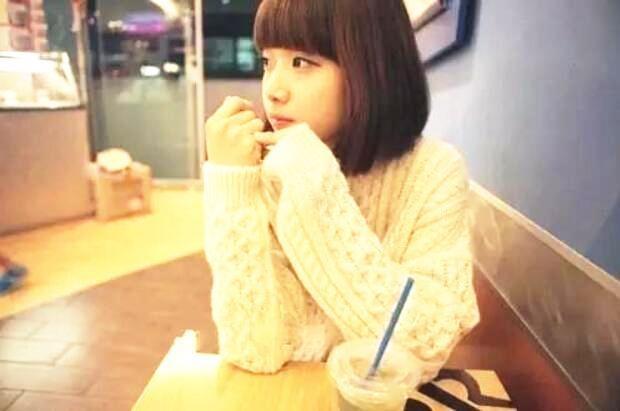 女兒回娘家借錢，母親卻分文不借！忘拿圍巾返回，走到家門口才知母親有多愛她！