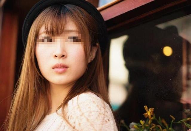 女兒回娘家借錢，母親卻分文不借！忘拿圍巾返回，走到家門口才知母親有多愛她！