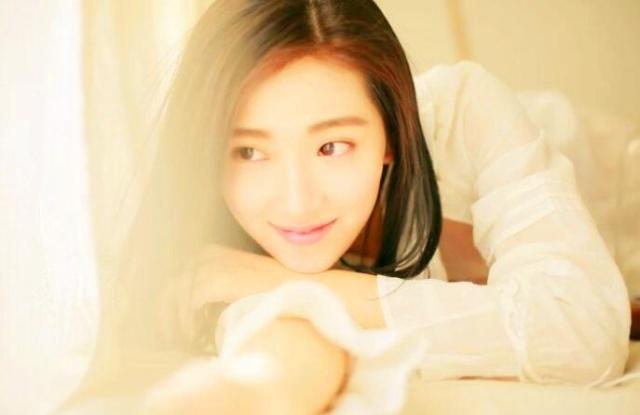 女兒回娘家借錢，母親卻分文不借！忘拿圍巾返回，走到家門口才知母親有多愛她！