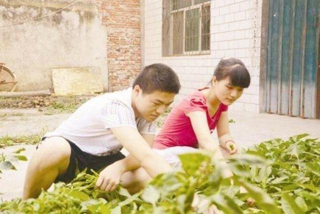 女兒回娘家借錢，母親卻分文不借！忘拿圍巾返回，走到家門口才知母親有多愛她！