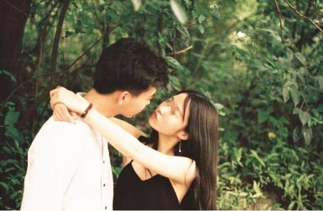 女兒回娘家借錢，母親卻分文不借！忘拿圍巾返回，走到家門口才知母親有多愛她！