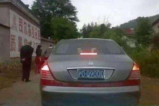 10歲姐姐靠「撿垃圾」養大2個弟弟，8年後生母開豪車歸來，全村人都選擇報警