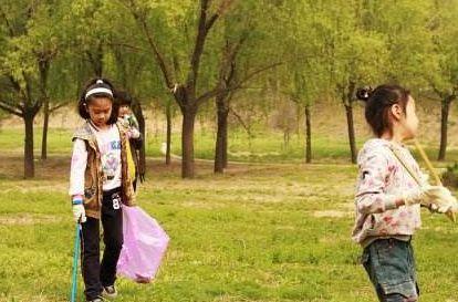 10歲姐姐靠「撿垃圾」養大2個弟弟，8年後生母開豪車歸來，全村人都選擇報警