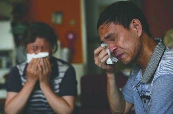 女研究生4年連生3胎，卻無人見過男友，三年後家裡來一人，爸媽看到都慌了神！