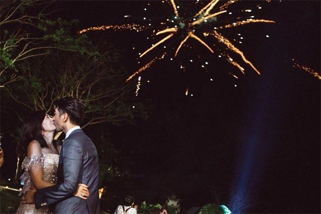 賈靜雯4套嫁衣!蕾絲滾邊「大秀深V美背」散發女王氣勢 最後「星空婚紗超美」讓尪整晚親不停